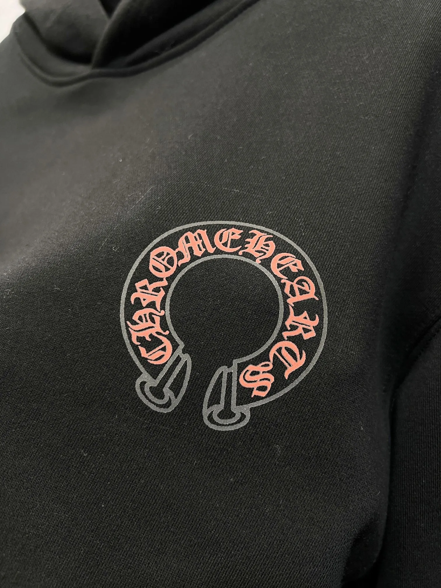 （ In Stock， ） Cemetery Cross（ ） ， ， Classic Horseshoe + Chrome Hearts ， Red Cemetery Cross Horseshoe Embroidered Hoodie（Red ）。 ：Black White Sizes：S-3XL